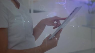 Tablet kullanan kadın üzerindeki bağlantı ağının animasyonu. küresel teknoloji, bağlantılar ve dijital arayüz konsepti dijital olarak oluşturulmuş video.