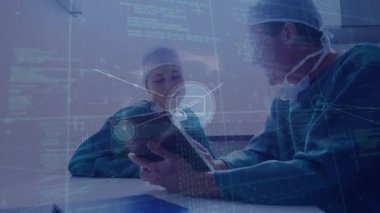 Satır, bilgisayar dili, beyaz doktorların tablet üzerinde tartıştığı simgelerin canlandırılması. Dijital bileşik, çoklu pozlama, kodlama, tıbbi iletişim, sağlık hizmetleri, teknoloji.