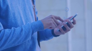 Akıllı telefon kullanan kişinin üzerindeki simgelerin canlandırılması. Küresel veri işleme ve bağlantılar konsepti dijital olarak oluşturulmuş video.