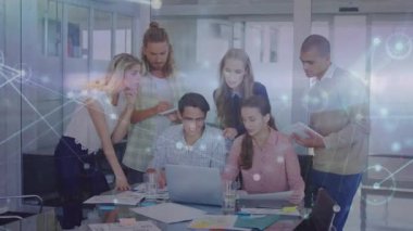 Muhtelif meslekdaşların ofiste tartıştıkları bir ağ üzerinden bağlantı animasyonları. Küresel ağ ve iş teknolojisi kavramı