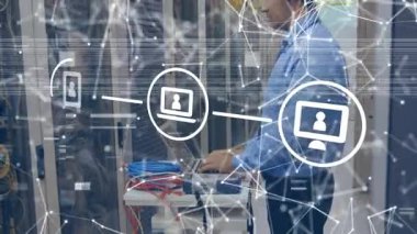 Sunucu odasındaki simgeler ve veri işleme ağı animasyonu. Dijital arayüz teknolojisi ve dijital olarak üretilen ağ konsepti ile küresel sosyal medya bağlantıları.