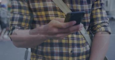 Grafik animasyonu, dünya, iş adamının cep telefonuyla konuşan gülümseyen beyaz adamın düşük kesimi. Dijital bileşik, çoklu pozlama, rapor, küreselleşme, soyut ve teknoloji kavramı.