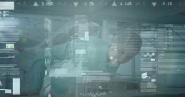 Ofiste çalışan Kafkasyalı iş kadını üzerinde hareket eden çeşitli dijital verilerin animasyonu. Dijital kompozit, iş, analiz, çoklu pozlama, teknoloji, gelecek, meslek.