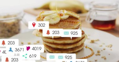 Bal damlatan krep yığını bildirim baloncuklarını harekete geçiriyor ve nişanı gösteriyor. Kahvaltı, sosyal medya, katılım, dijital, analitik, gıda, viral