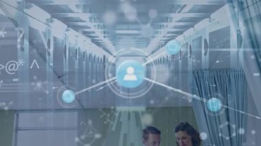 Kadın ve erkek doktorların üzerindeki noktalarla olan bağlantıların animasyonu. Küresel tıp, sağlık, veri işleme ve dijital olarak üretilen video konsepti.