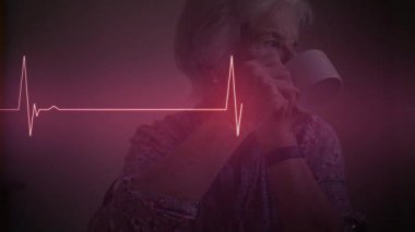 Evde kahve içen Kafkasyalı son sınıf öğrencisi bir kadının kalp atışı çizgisi. Dijital bileşik, emeklilik, içki, sağlık, nabız, tıbbi ve elektrokardiyografi kavramı.