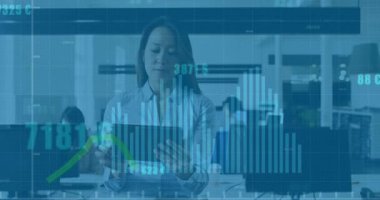 Grafiklerin animasyonu, para birimi sembolleriyle numaraların değiştirilmesi, Asyalı kadının dijital tablet kullanması. Dijital bileşik, çoklu pozlama, rapor, bankacılık, iş, ofis ve teknoloji kavramı.