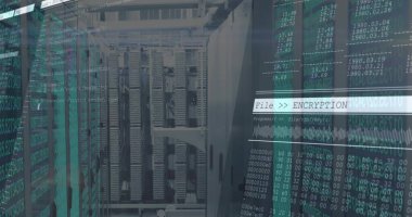 Bıçak sunucularını gösteren sunucu rafı, veri merkezinde Dosya ENCRYPTION 'u kaplayan kablolar gösteriliyor. Siber güvenlik, kriptografi, kod, ikili, altıgen, dalga formu, ağ