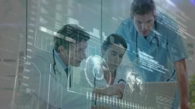Tıbbi ekip klinikteki laptop verilerini inceleyerek holografik çizelge ve grafikleri örtüyor. Sağlık, yenilik, teknoloji, işbirliği, teşhis, profesyonellik, modern