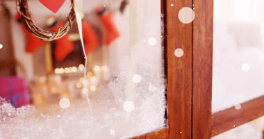 Pencerenin üzerinde yılbaşı süsüsüyle hareket eden beyaz noktaların canlandırması. kış, noel ve gelenek konsepti dijital olarak oluşturulmuş video.