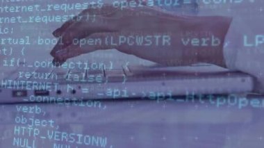 Bilgisayar dilinin animasyonu beyaz bir adamın dizüstü bilgisayarın klavyesinde yazmasının üzerinde. Dijital bileşik, çoklu pozlama, iş, kodlama, programlama dili ve teknoloji kavramı.