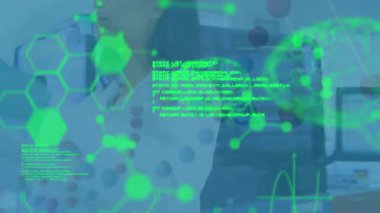 Laboratuvardaki kadın bilim adamının veri işleme animasyonu. Küresel bilim ve dijital arayüz kavramı dijital olarak oluşturulmuş video.