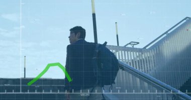 Şehirdeki iş adamlarının yeşil hat ve finansal veri işleme animasyonları. Küresel iş, finans, bilgisayar ve veri işleme kavramı dijital olarak oluşturulmuş video.