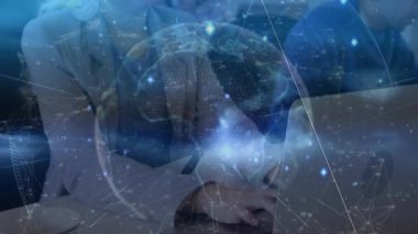 Ofisteki çeşitli iş adamları üzerinde bağlantı ağının ve dünyanın animasyonu. Küresel iş ve dijital arayüz kavramı dijital olarak oluşturulmuş video.