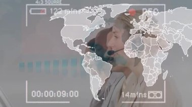 Dünya haritasının animasyonu ve çeşitli çağrı merkezi çalışanları üzerine kayıt. İş, ağ, iletişim ve teknoloji konsepti dijital olarak oluşturulmuş video.
