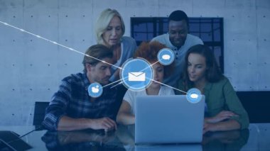 Ofisteki çeşitli iş adamlarının simgeleriyle bağlantı ağının animasyonu. Küresel finans, iş, bağlantılar, hesaplama ve veri işleme kavramı dijital olarak oluşturulmuş video.