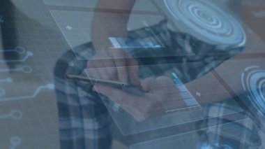 Akıllı telefonları dinleyen adam holografik finans tablolarını güncelliyor. Gülümseme kayboluyor. Teknoloji, yenilik, veri görselleştirme, giyilebilir, dijital, gelecekçilik, profesyonel