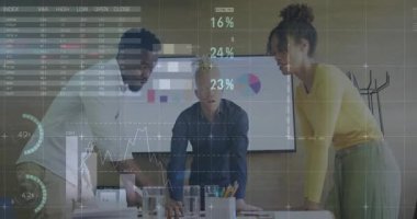 Ofisteki çeşitli iş adamları üzerinde finansal veri işleme animasyonu. Küresel finans, iş, bağlantılar, hesaplama ve veri işleme kavramı dijital olarak oluşturulmuş video.
