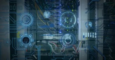 Boş ofis üzerinden tarama ve veri işleme animasyonları. Dijital arayüz ve veri işleme kavramını dijital olarak oluşturan küresel bağlantılar.