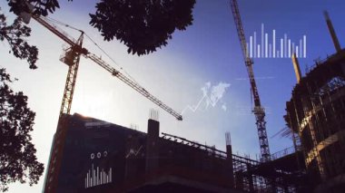 Proje verilerini göstermek için bar çizelgeleri zayıflıyor. Vinç alanı, kanca aşağı iniyor, kiriş seçiliyor. İnşaat, veri görselleştirme, mimari, sanayi, analitik, kentsel, teknik