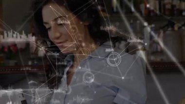 Tablet kullanan kadın üzerindeki bağlantı ağının animasyonu. küresel teknoloji, bağlantılar ve dijital arayüz konsepti dijital olarak oluşturulmuş video.