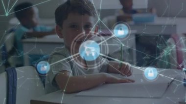 Çeşitli öğrencilerin öğrenmesi üzerine veri işleme animasyonu. Küresel eğitim ve dijital arayüz kavramı dijital olarak oluşturulmuş video.
