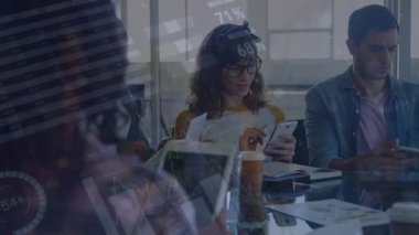 Elektronik cihazlar kullanan iş adamları hakkında animasyon istatistikleri ve finansal veri işleme. Küresel iş, finans ve veri işleme kavramı dijital olarak oluşturulmuş video.