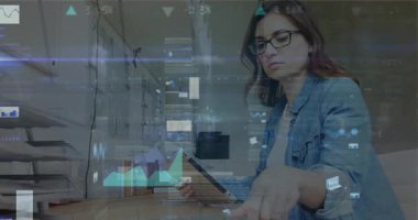 Tablet kullanan Kafkas iş kadınının veri işleme animasyonu. Küresel iş, finans ve dijital arayüz kavramı dijital olarak oluşturulmuş video.