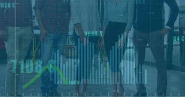 Ofiste çalışan iş adamları üzerinde finansal veri işleme animasyonu. Küresel hesaplama, finans, iş ve veri işleme kavramı dijital olarak oluşturulmuş video.