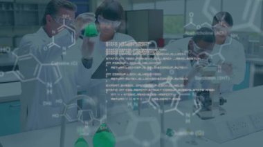 Laboratuvardaki çeşitli bilim adamları üzerinde veri işleme ve kimyasal formüllerin animasyonu. Küresel bilim, bilgisayar ve dijital arayüz kavramı dijital olarak oluşturulmuş video.