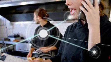 Kafkas kadın şefin akıllı telefondan konuştuğu ağ bağlantılarının animasyonu. Küresel iş, teknoloji ve dijital arayüz kavramı, dijital olarak oluşturulmuş video.