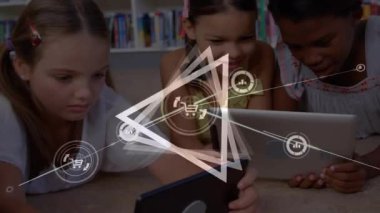 Okulda tablet kullanan farklı öğrencilerle olan bağlantıların animasyonu. Ağ, bağlantılar, okul, eğitim ve öğrenme teknolojisi konsepti dijital olarak oluşturulmuş video.
