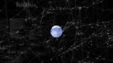 Siyah arkaplanda birbirine bağlı noktalar ve grafik simgeleri üzerinde küresel ve merceklerin canlandırılması. Dijital olarak üretilen hologram, rapor, finans, küreselleşme, iletişim, büyüme ve teknoloji kavramı.