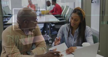 Ofisteki iş adamları üzerinde finansal veri işleme animasyonu. Küresel iş, finans, bilgisayar ve veri işleme kavramı dijital olarak oluşturulmuş video.