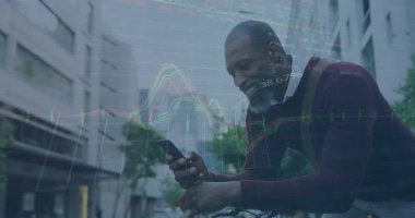 Grafik animasyonu, ticaret kurulu, kıdemli Afro-Amerikan adam oturuyor ve akıllı telefon kullanıyor. Dijital bileşik, çoklu pozlama, rapor, iş dünyası, borsa, emeklilik ve teknoloji kavramı.