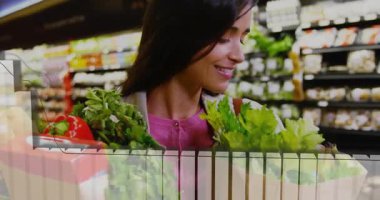 Kafkasyalı kadının dükkandan sebze toplaması üzerine diyagramda veri işleme animasyonu. Alışveriş, ekoloji ve dijital arayüz kavramı dijital olarak oluşturulmuş video.