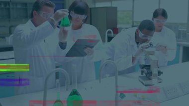 Mikroskop kullanan çeşitli erkek ve kadın bilim adamlarının müdahalesi. küresel bilim ve dijital arayüz kavramı dijital olarak oluşturulmuş video.