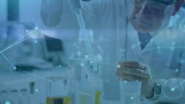 Laboratuvarda çalışan Kafkas kıdemli erkek bilim adamı üzerinden bağlantı ağının animasyonu. Tıbbi araştırma ve bilim teknolojisi kavramı