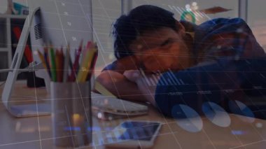 Bilgisayar kullanan beyaz adamların finansal veri işleme animasyonları. Küresel iş ve bağlantılar kavramı dijital oluşturulmuş video.