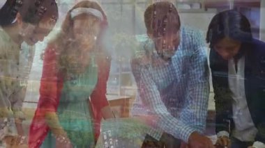 İşletme yöneticileri ofisteki bir grafik belgesiyle iletişim halindeler. Vatanseverlik ve kutlama konsepti dijital olarak oluşturulmuş video.