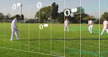 Bowlingci topu alıyor ve sahada koşuyor, AR analitik analitik koçluk pozisyonlarını vurguluyor. Cırcır böceği, açık hava, çim, holografik, ızgara, deniz mavisi.