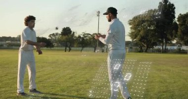 Kriket sahasını eğiten iki adam, atış yapan şapkacı, takım boyunca ilerleyen ikili kaplama. İkili, atletler, açık hava, park, antrenman, fırlatma, yakalama