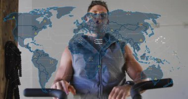 Kardiyo makinesini kavramak, akıllı sese dokunmak, fitness haritasının yoğunlaşmasına ve gülümsemesine neden olmak. Eliptik, ev spor salonu, garaj, dijital, hud, veri, motivasyon