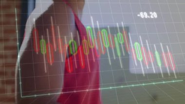 Kırmızı bluzlu adam bileğini kaldırıyor, fitness 'i aktifleştiriyor ve holografik grafiği izliyor. Egzersiz, teknoloji, yenilik, fitness, motivasyon, spor, kentsel