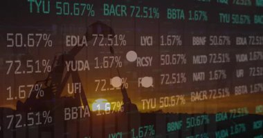 Gün batımına karşı çalışan vinçlere karşı borsa veri işleme animasyonu. Küresel ekonomi ve iş teknolojisi kavramı
