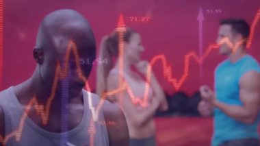 Koç, ECG 'nin grafiği koç üzerinde akarken, klipsi kontrol ediyor, sağlık durumunu onaylıyor. Spor, egzersiz, antrenman, ağırlık, kalp atışı, personel, pembe