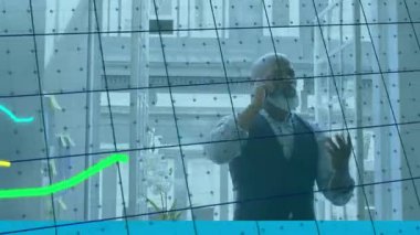 Afro-Amerikan iş adamına karşı hareket eden grafiklerin animasyonu. Ofiste akıllı telefondan konuşuyor. Küresel ağ ve iş veri teknolojisi kavramı