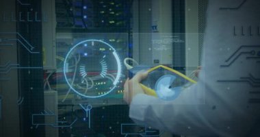 Bilgisayar kablolarını kontrol eden beyaz adamın elleri ve veriler üzerinde çember işleme animasyonu. bilgisayarlar, ağ, veri işleme ve dijital arayüz kavramı dijital olarak oluşturulmuş video.