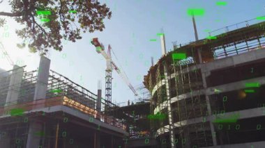İnşaat alanı ve vinç sabit duruyor. Alan verilerini gösteren zayıf yeşil binary bloklar yükseliyor. Kentsel, iskele, yükseliş, dijital, üst üste, görselleştirme, siluet
