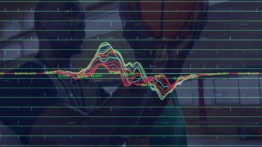 Antrenör jest yapan atlet beden eğitiminde el hareketlerini gösteren oklarla göğüs pasına çalışıyor. Eğitim, danışmanlık, fitness, sportmenlik, dinamik, takım çalışması, atletizm